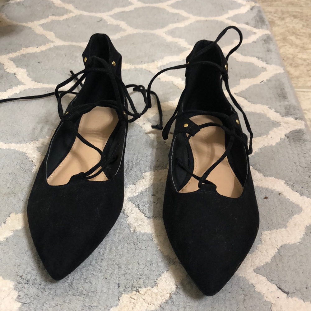 Pointed black flats